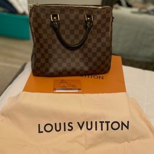 Louis Vuitton bag speedy 30 brand new condition no blemishes. Hardly used it.